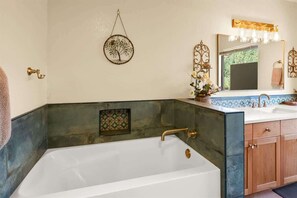 Badewanne, Haartrockner, Handtücher, Shampoo