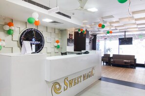 Reception - OYO Townhouse 693 MANSION SUITES (Hyderabad)