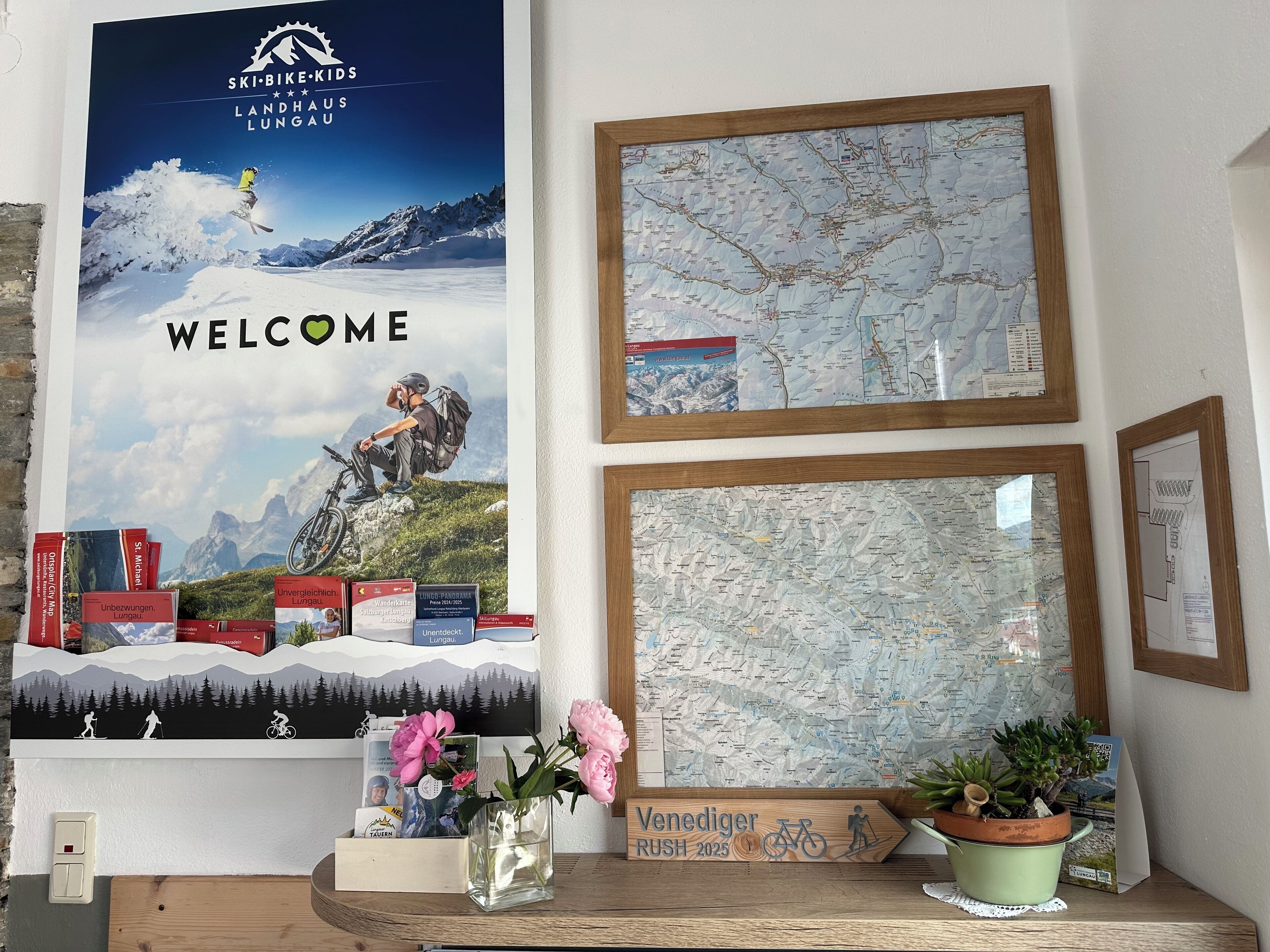 A welcome poster, maps, and a sign for the Venediger Rush 2025 event.