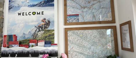 A welcome poster, maps, and a sign for the Venediger Rush 2025 event.