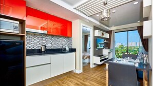 Apartment, 1 Queen Bed | Private kitchen