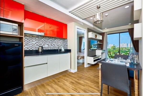Apartment, 1 Queen Bed | Private kitchen | Fridge, microwave, oven, stovetop