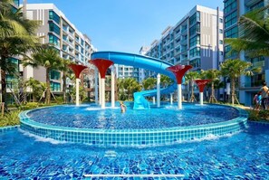 Pool | Utomhuspool och solstolar