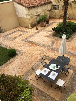 Outdoor dining - Small Gascon castle (Auch)
