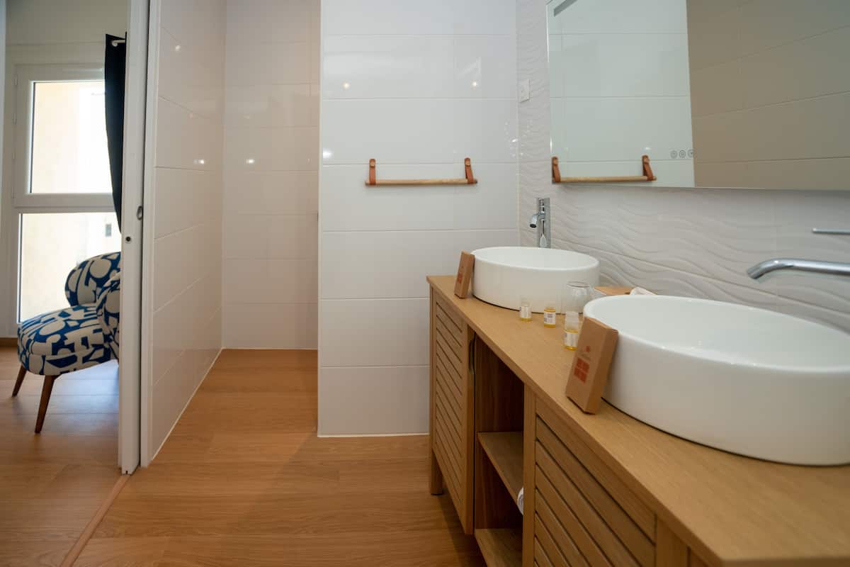 junior suite | bathroom | shower, hair dryer, towels, soap