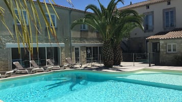 Een seizoensgebonden buitenzwembad