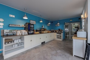 Petit déjeuner buffet (13.5 EUR par personne)