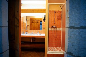 Quarto conforto (Jeanne d'Arc) | Banheiro | Chuveiro, secador de cabelo, toalhas de banho, sabonete