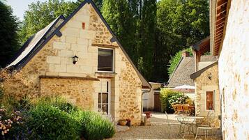 Comfort Double Room, Ensuite, Garden View (Chambre Aliénor) | Terrace/patio