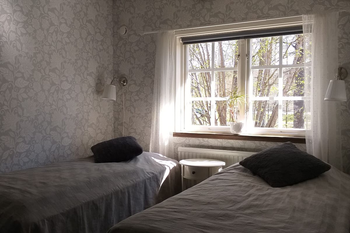 Twin Room | Iron/ironing board, cribs/infant beds, free WiFi