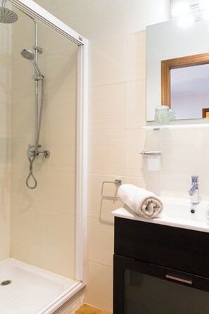 Douche, sèche-cheveux, serviettes fournies, savon