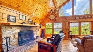 TV connectée, cheminée, baby-foot, table de tennis de table