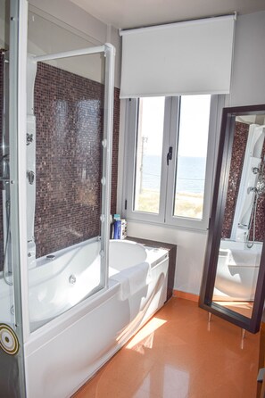 Badewanne, Haartrockner, Handtücher, Toilettenpapier