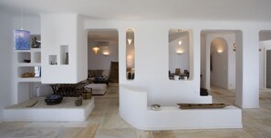 Familienvilla, 6 Schlafzimmer, Strandblick | Wohnbereich | 32-Zoll-Flachbildfernseher mit Digitalempfang, Fernseher, Kamin