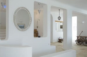 Familienvilla, 6 Schlafzimmer, Strandblick | Wohnzimmer | 32-Zoll-Flachbildfernseher mit Digitalempfang, Fernseher, Kamin