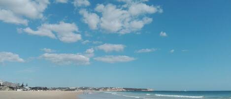 Na praia, areia branca