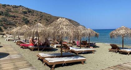 Seaside small villa by VillaRentalsgr