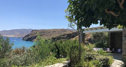 Seaside small villa by VillaRentalsgr