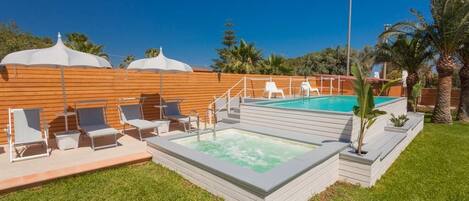 حمّام سباحة خارجي