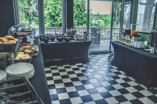 Free daily continental breakfast - NEOHOSTEL Berlin (Berlin)