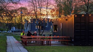 A hostel with outdoor seating and string lights. - NEOHOSTEL Berlin (Berlin)
