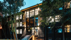 A modern building with multiple floors, large windows, and a staircase leading to the entrance. - NEOHOSTEL Berlin (Berlin)