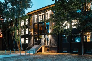 Front of property – evening/night - NEOHOSTEL Berlin (Berlin)