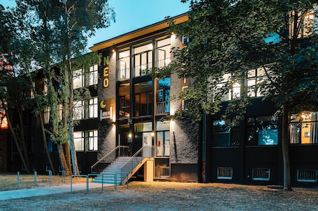 Fachada de la propiedad por la tarde o noche