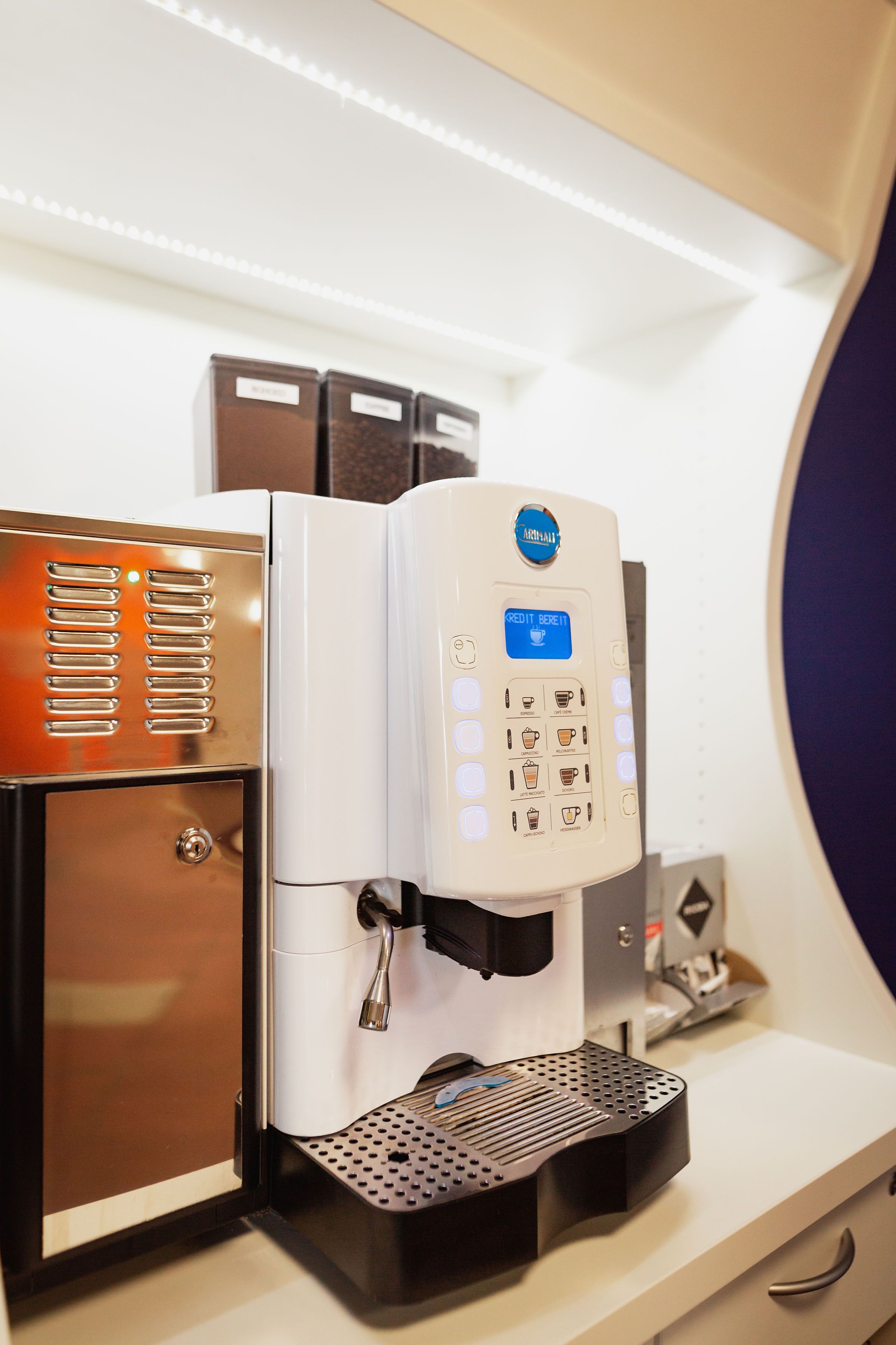 Une machine à café dotée d’une interface numérique et d’un distributeur de café.