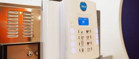 Une machine à café dotée d’une interface numérique et d’un distributeur de café.