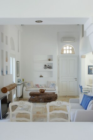 Familie villa, 4 slaapkamers, uitzicht op zee | Woonruimte | Flatscreentelevisie, een open haard, Netflix en een dvd-speler