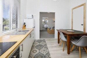 Apartamento, 1 quarto | Cozinha privada | Geladeira grande, micro-ondas, fogão, cooktop