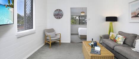 Apartment, 1 Bedroom | Ruang tamu | 50 inci televisyen skrin rata dengan kabel, TV, Netflix