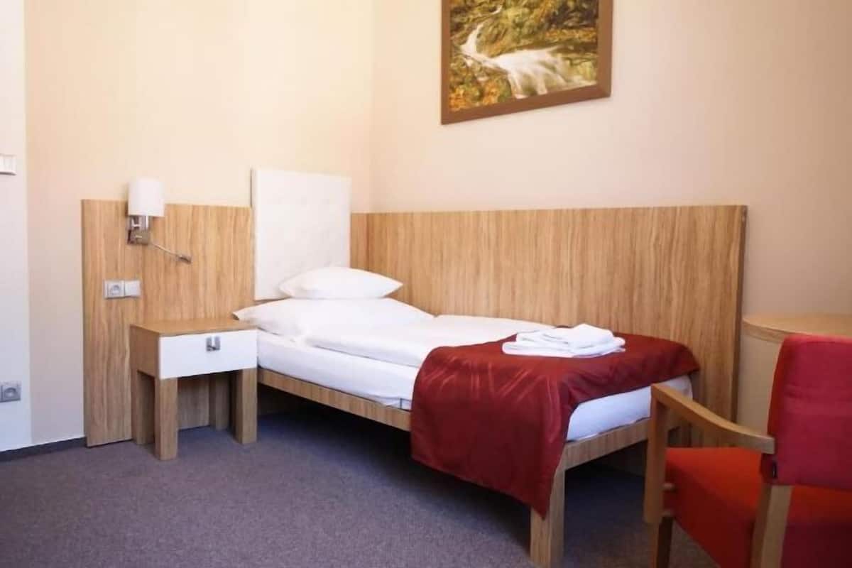 1 habitación, caja de seguridad en la habitación y escritorio