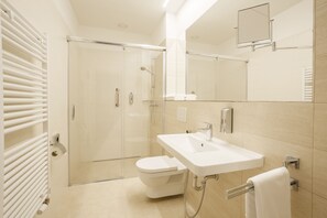 Comfort Double Room | Bathroom | Hair dryer, towels, soap, shampoo