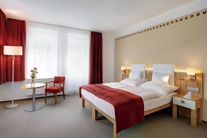 Tallelokero huoneessa, työpöytä, pimennysverhot, ilmainen Wi-Fi