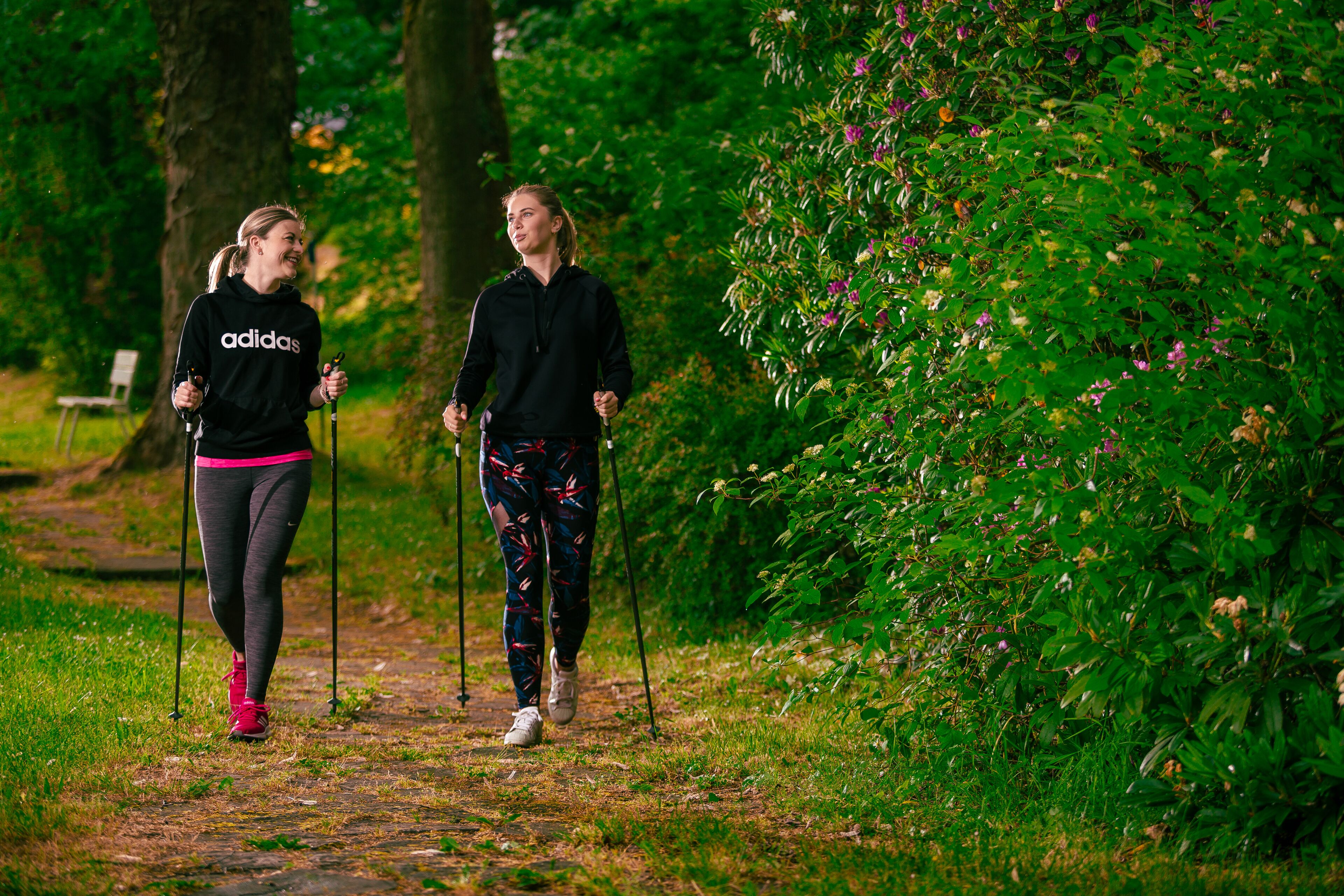 Dos personas caminando por un sendero en un parque.