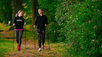 Due persone che camminano su un sentiero in un parco.
