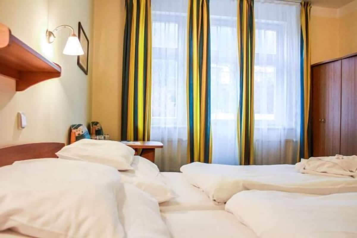 1 habitación, caja de seguridad en la habitación y escritorio