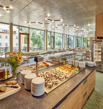 Desayuno buffet incluido todos los días . Hotel Astoria