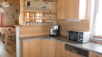 Een koelkast, een magnetron, een oven, een kookplaat