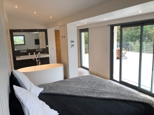 VILLA DE STANDING SUR GOLFE DE SAINT TROPEZ AVEC PISCINE PRIVEE,  PLAGES A 200M