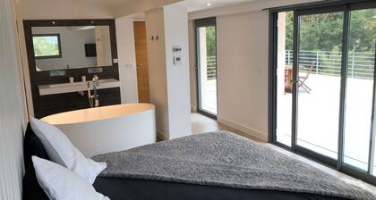 VILLA DE STANDING SUR GOLFE DE SAINT TROPEZ AVEC PISCINE PRIVEE, PLAGES A 200M