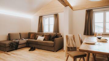 Deluxe-Apartment | Wohnbereich | Flachbildfernseher