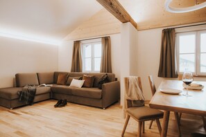 Leilighet – deluxe | Oppholdsområde | Flatskjerm-TV