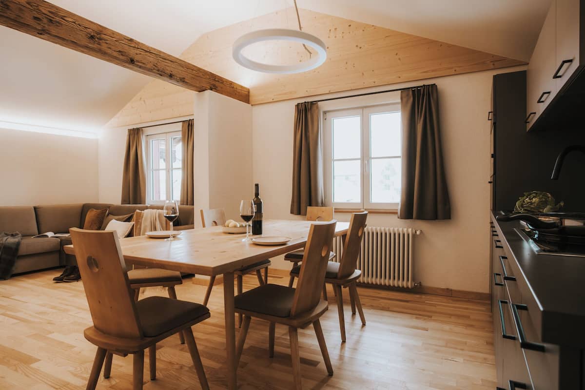 Une cuisine moderne avec des meubles en bois et un plan de travail noir.