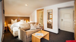 Double Room, Mountain View | Soundproofing, free WiFi, bed sheets