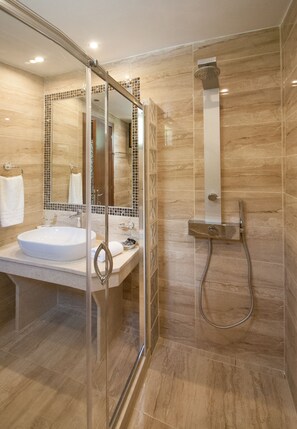 Villa de lujo, 4 habitaciones, alberca privada | Baño | Regadera, regadera tipo lluvia, secadora de cabello, batas 