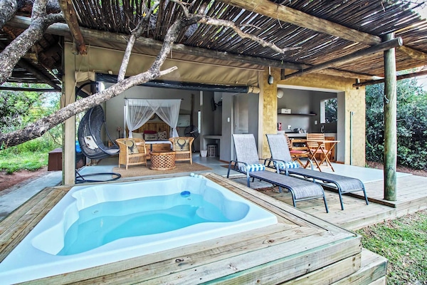 Deluxe Chalet | Desk, bed sheets