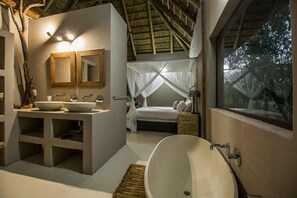 Free toiletries, towels, soap, shampoo - LookOut Safari Lodge (Hammanskraal)